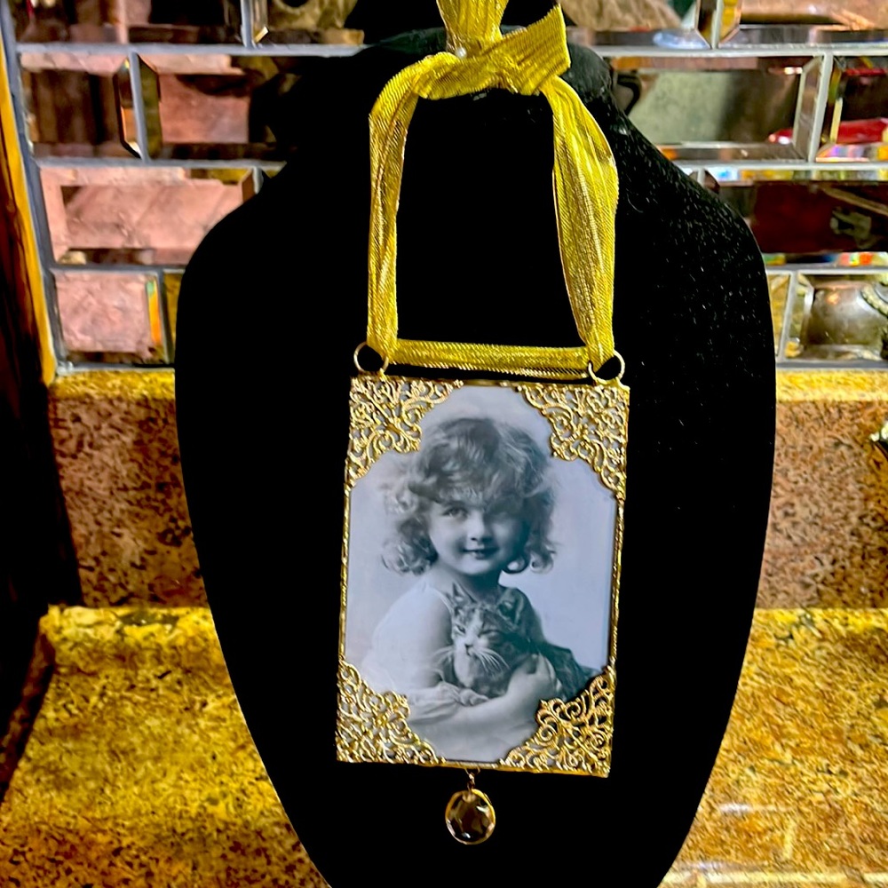 PICTURE FRAME ORNAMENT